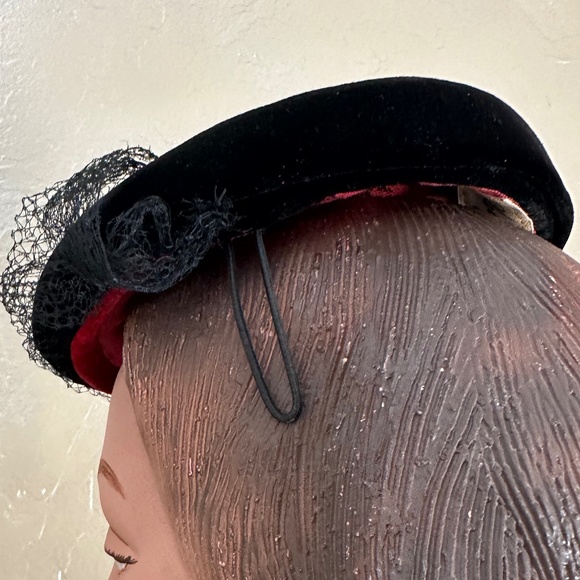 BEAUTIFUL 1950s\' BLACK VELVET JULIET CAP WITH VEIL AND OSTRICH FEATHER main image 4